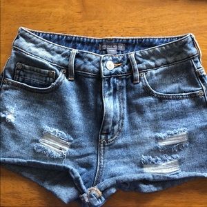 $7 Kendall and Kylie distressed short shorts sz 7